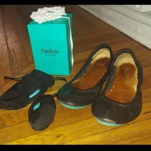 Size 7 Matte Black Tieks